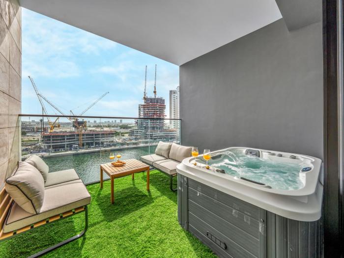 Amazing Studio with Balcony and Jacuzzi I Near Dubai Mall & Downtown I Sleeps 4
