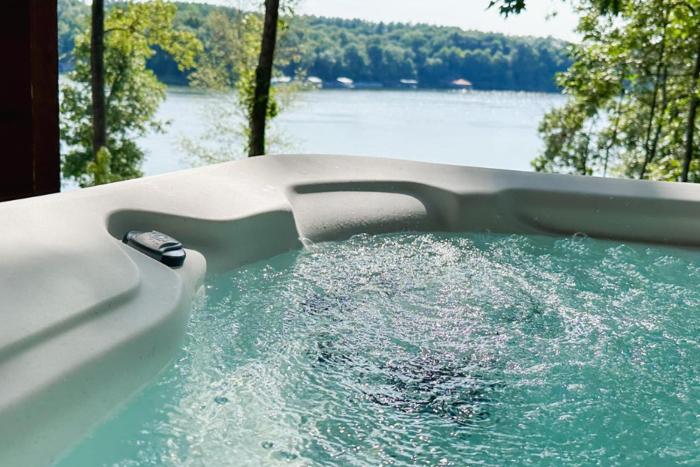 Log Home Hot Tub Retreat, Kayaks