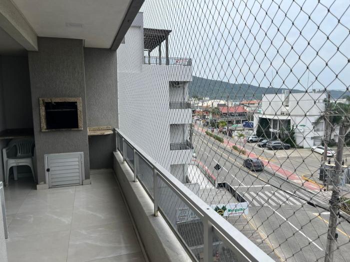 PRAIA DE BOMBAS - Apartamento 3 dormitórios sobre Avenida Principal Leopoldo Zarling