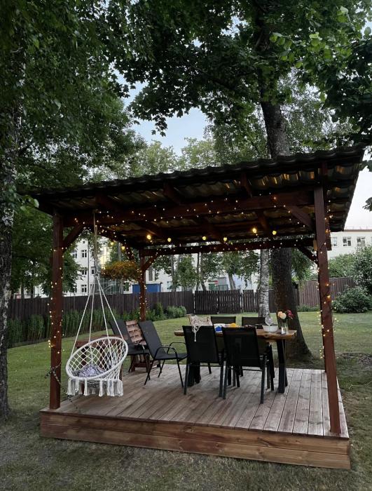 Cozy, modern home with yard near airport &shopping