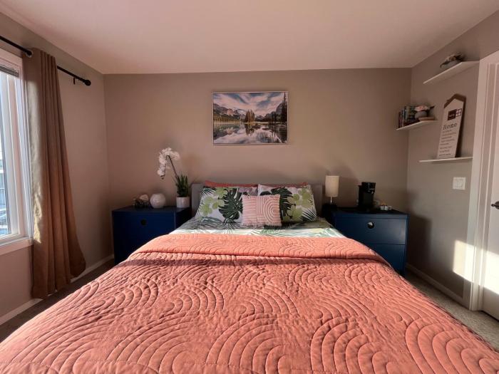 Home Stay - 1Bed with attached Private Bath - 5 min to Airport YYC