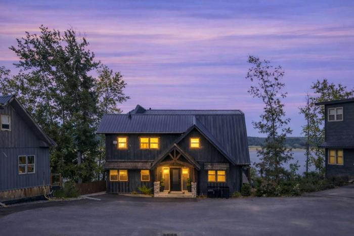 Skys the Limit - Pool - Theater - Views