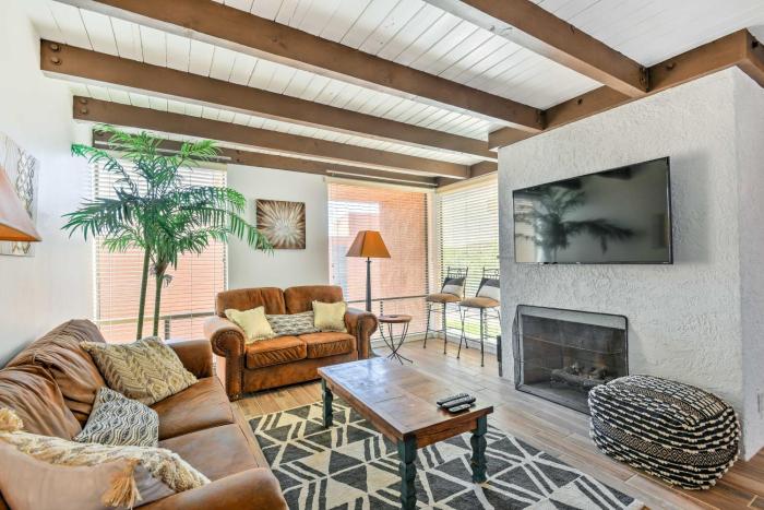 3 Mi to Old Town: Scottsdale Condo w Pool & Lake