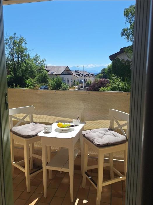 Balcony with Alpine views, garage and parking, Geneva 15 min