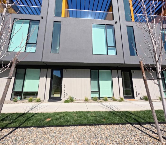 Modern Brand New Stylish Fully Furnished Studio Close to Downtown