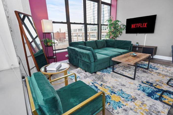 South Loop 2BR Corner Unit with Natural Light, Optional Parking and Guest Access Near Downtown Chicago and McCormick Place