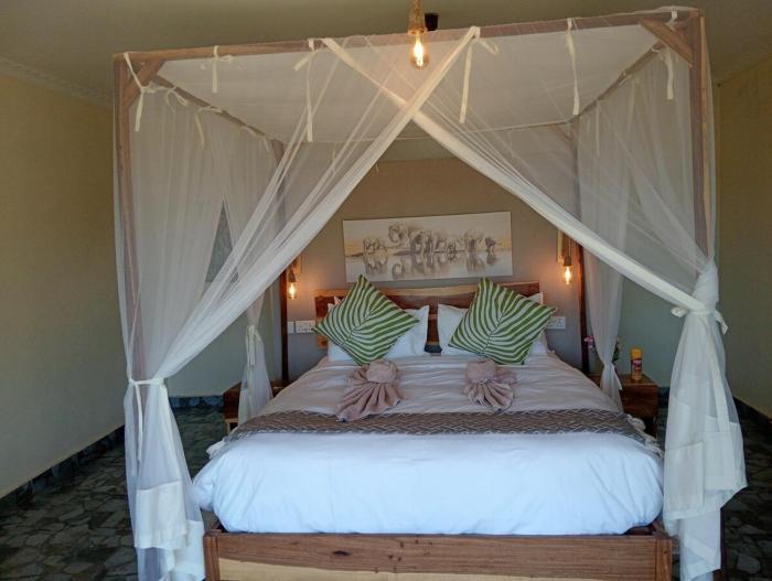 Chalets along Zambezi River - Enjoy Game & Canoeing Safaris as well as Boat Cruises & Fishing - Starlink Internet & Backup available