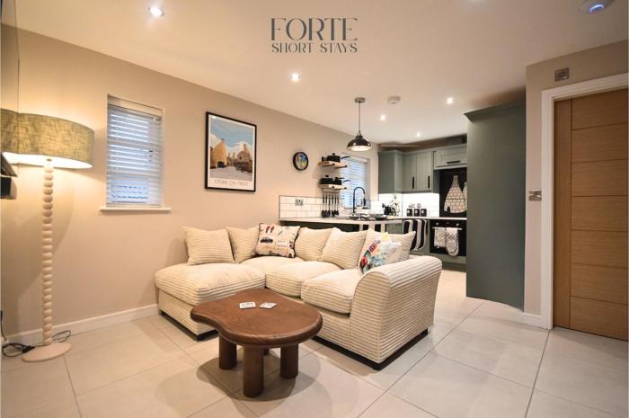 New Two Bedroom Suite - Walk to Trentham Gardens!