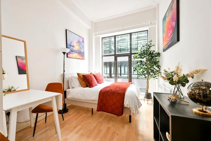 Aesthetic 2BR Loft Style Apartment Steps from Tower Bridge & Transport Links