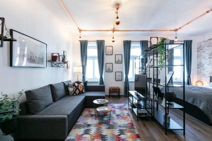 6 min walk to metro - 3 stops to city center