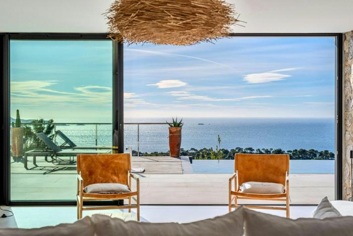 Contemporary Villa With Sea View