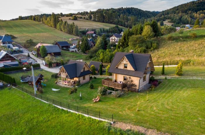 Pocztówka z Mizernej, drewniane domki, widok na Tatry, blisko Velo Czorsztyn, Jezioro Czorsztyńskie, rowery, spokojna okolica