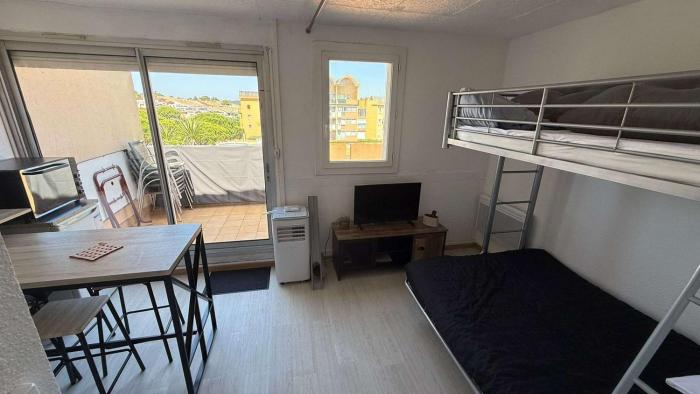 AIG168 GRUISSAN STUDIO VUE PORT AVEC TERRASSE PARKING ET PISCINES