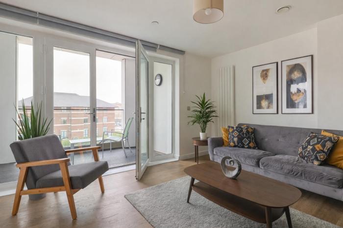 2-Bedroom Modern apt with Gym, roof terrace, Free Parking and 3 min walk to train st