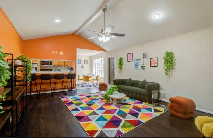 Eclectic Family Hub-Hot tub-Galleria-Uni