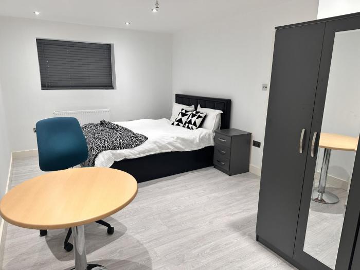 Large Double Bed En-suite Room 20 mins from Heathrow
