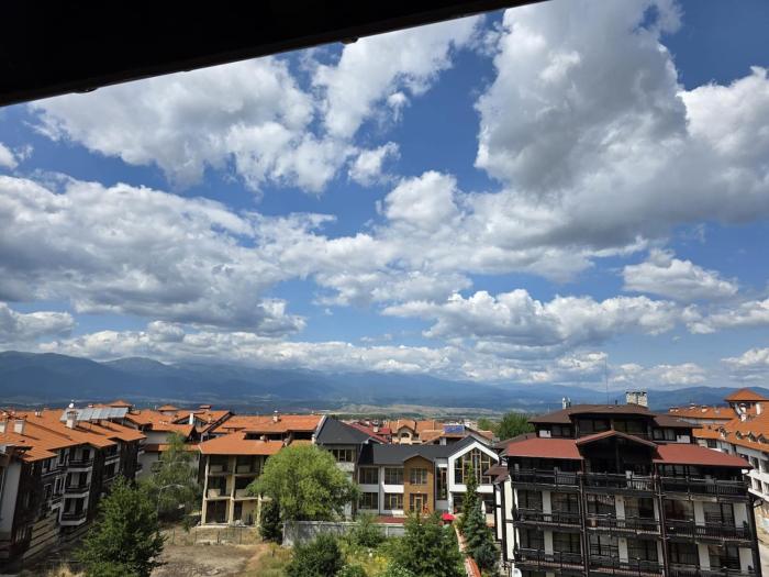 Balcony and Mountain View 7 min Walk to Ski Gondola