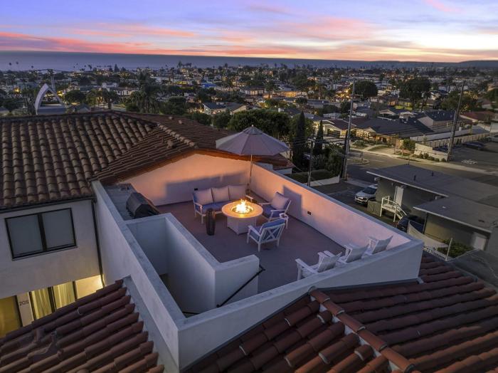 Walk to Pier and Downtown San Clemente Rooftop Deck