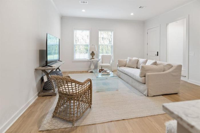 Seaside Veranda 7 - Steps to Beach, Pet-Friendly, Pool, Fast WiFi