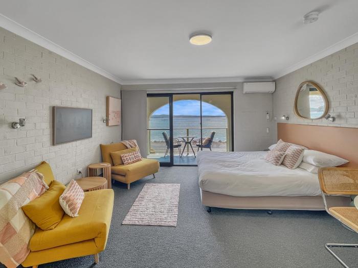 Beachside Studio Steps from Caseys Beach