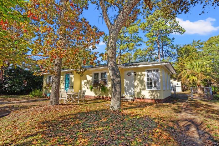 Centrally Located Beachy with Private Hottub, 2 King Beds, Huge Yard, BBQ, Firepit, Yard Games