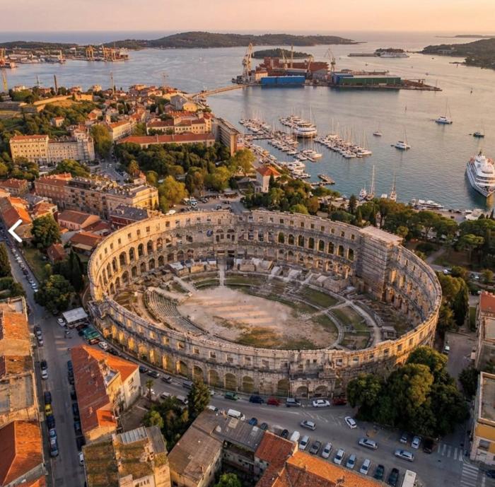 Apartment 150m from Arena Colosseum