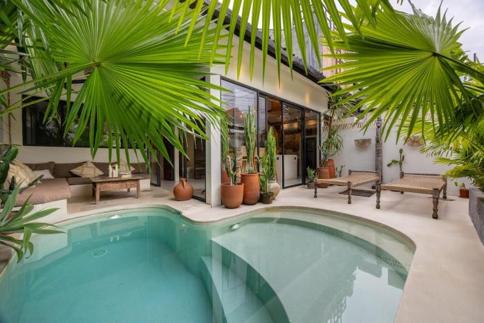 A Warm Tropical Courtyard Pool Villa in Canggu