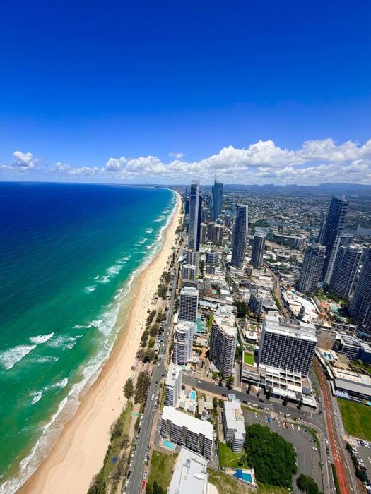 Meriton Suites - 71st Floor Beachfront Apartment Surfers Paradise - Ocean and City Views