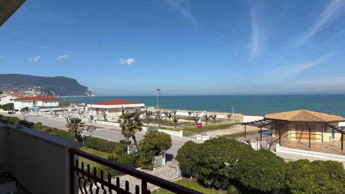 M001 - Marcelli, trilocale vista mare