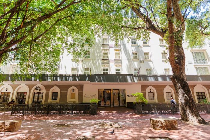 5-Min Walk to CTICC - Central & Cosy Hotel Stay
