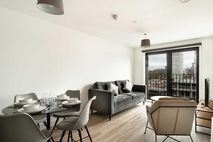 Spacious & Bright 2 Bed Apartment in Liverpool