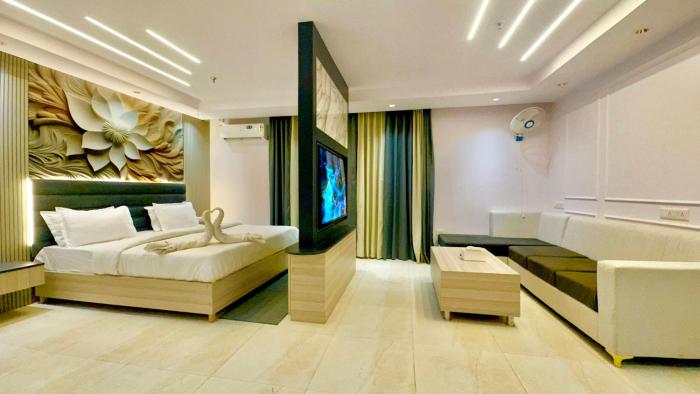 Aura Stays by Rooms N Views