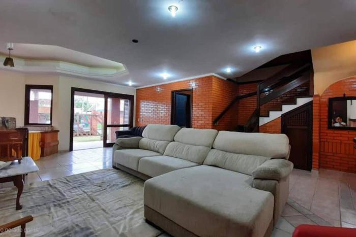 Casa com piscina, grande, próximo ao mar com wifi