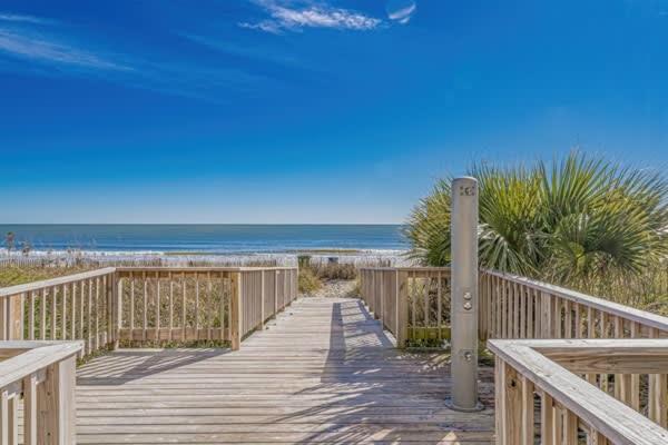Beachfront Condo-Pools, Hot Tub, King Bed ,W&D