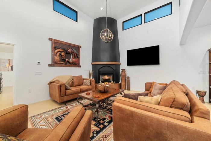 Private Luxury Gem w Pool & Spa near Mt. Lemmon!