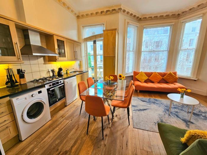 Charming Home with Private Balcony, on 1st floor, with 2 Bathrooms, 3 min walk to Earls Court Station