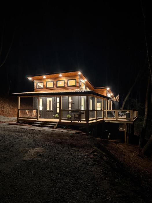 The Onyx a mountain retreat close to hiking and waterfalls near Cashiers NC