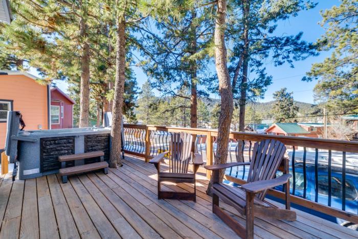 Adorable Tiny Home with Mtn Views in Woodland Park!