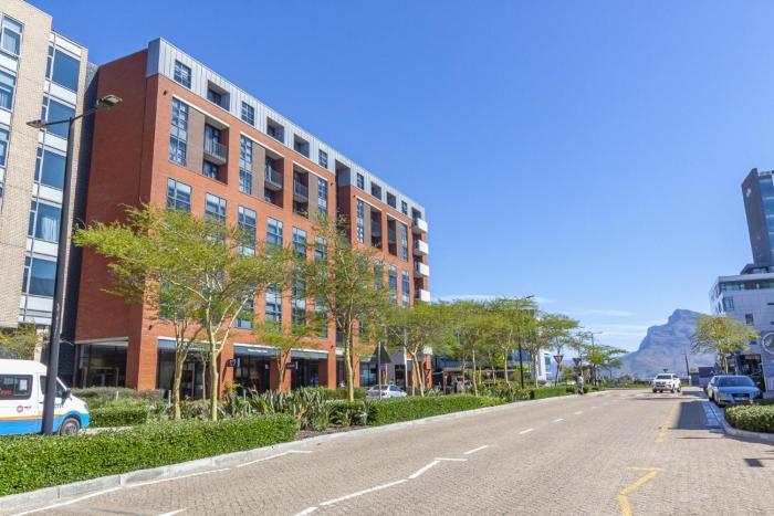 Enzo Stay -The Matrix 505 , Century City