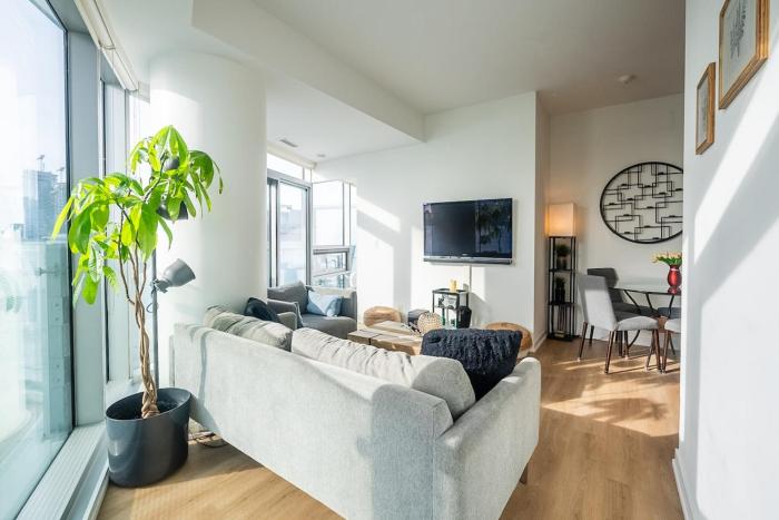 Stunning Lake and CN Tower View with 2BR 2BA Free Parking