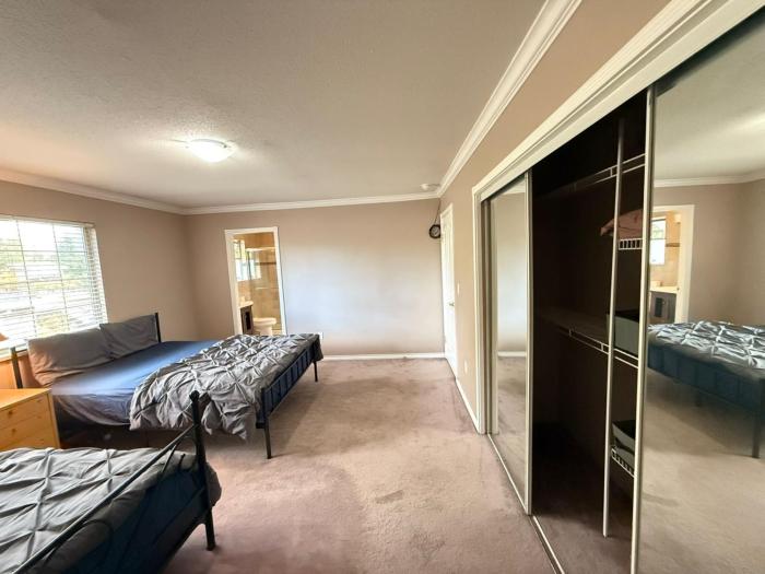 Cozy Private Queen room Scott Rd