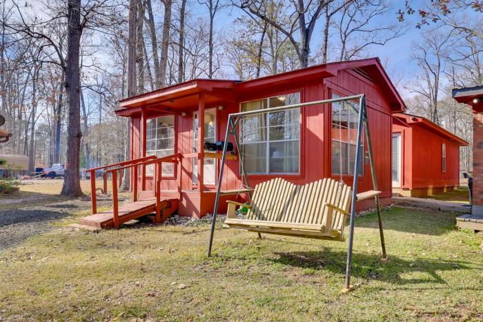 Great for Fishing! Lakefront Studio in Hemphill