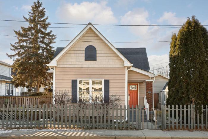 Sleek Modern Indy Home with Yard WiFi Family Friendly & Easy Access