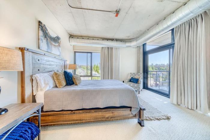 Downtown Condo Above Restaraunts- Free Parking