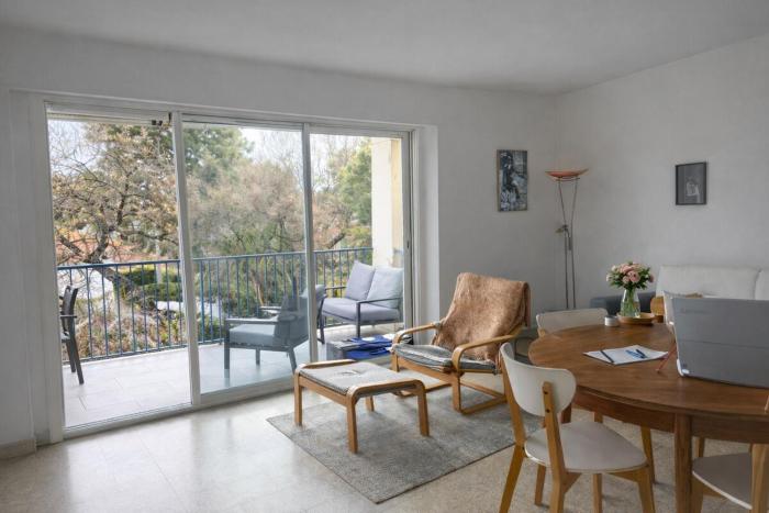 Quiet apartment with balcony and sea view