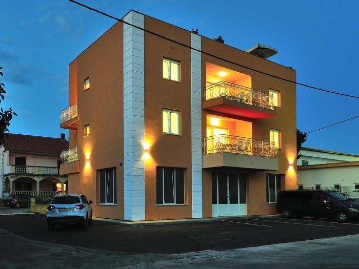 Apartments with parking space Zadar - 24099