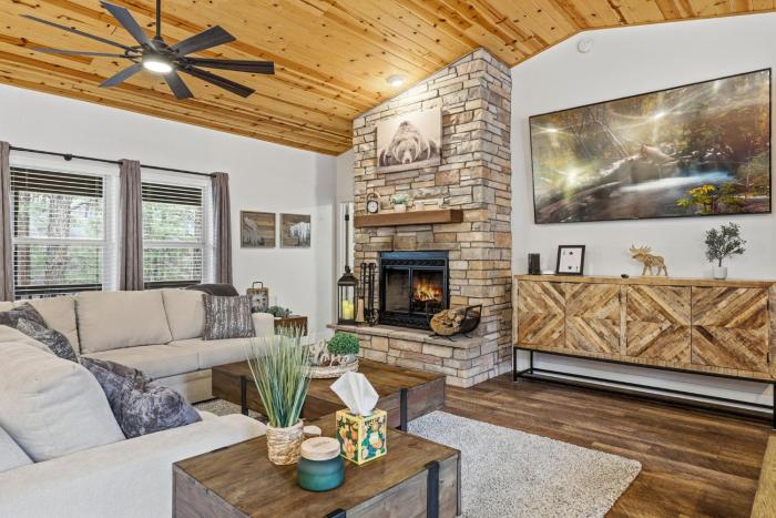 Cozy 3BR Retreat Forest Views Grill Sleeps 6