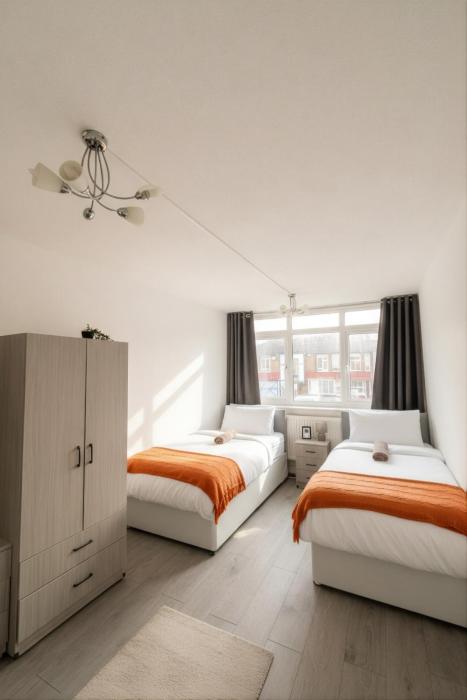 Stratford 4BR Oasis, 7min to Train with Parking