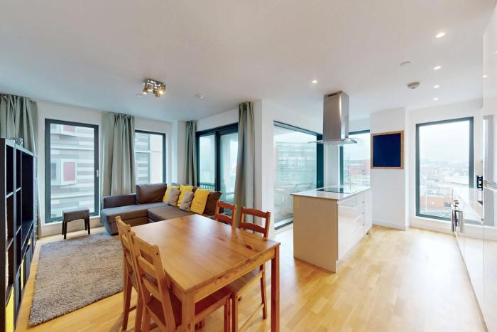 Bright 2-Bed London Flat with Balcony Near Stratford Station