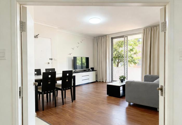 Central Burwood quiet share stay